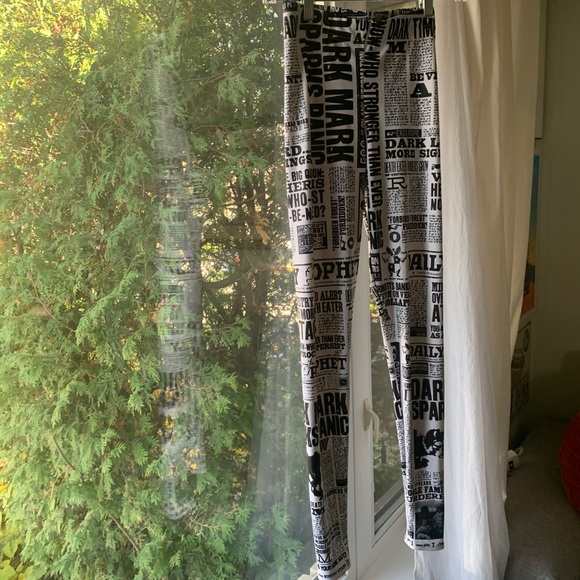 Blackmilk Harry Potter Daily Prophet Leggings - Picture 7 of 10